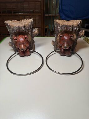 2 primitive rustic bear-themed towel holders made of resin,carved wood look.